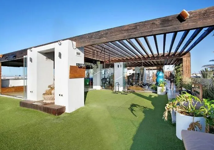 Elegant Apartment Next To The Sea!